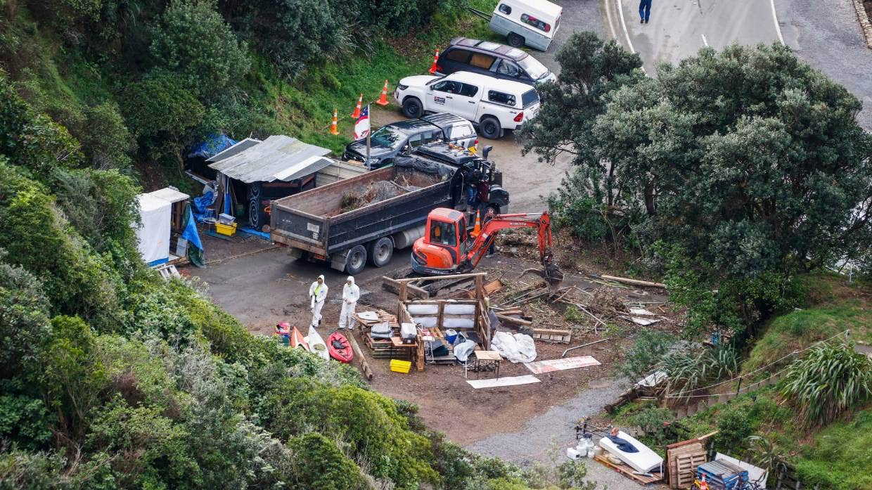 挖掘机在占领者被驱逐后搬进Māhanga Bay占领区